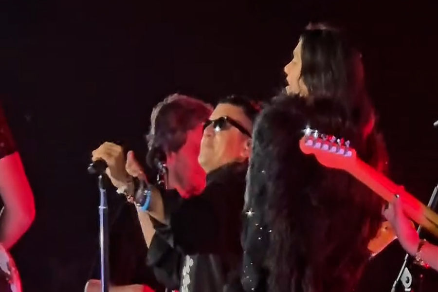 Dua Lipa y Mauricio Mesones unieron sus voces para cerrar concierto